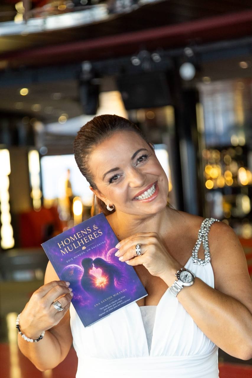 Ana Santos Miranda com o livro Homens & Mulheres, Dois Mundos, Um Encontro