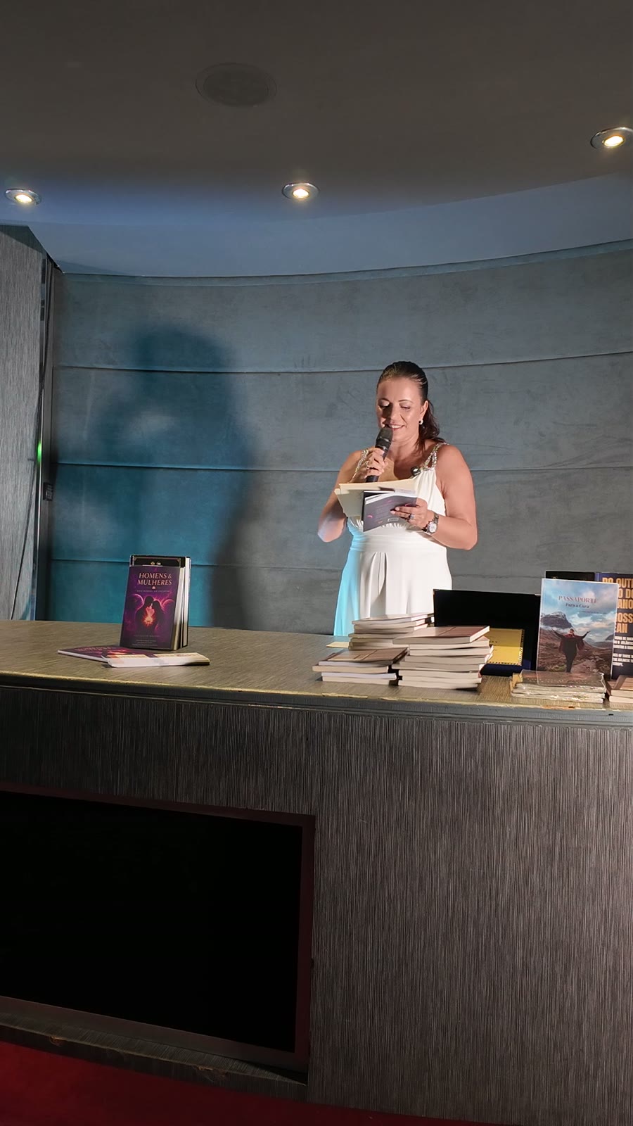 Ana Santos Miranda a apresentar o livro numa palestra
