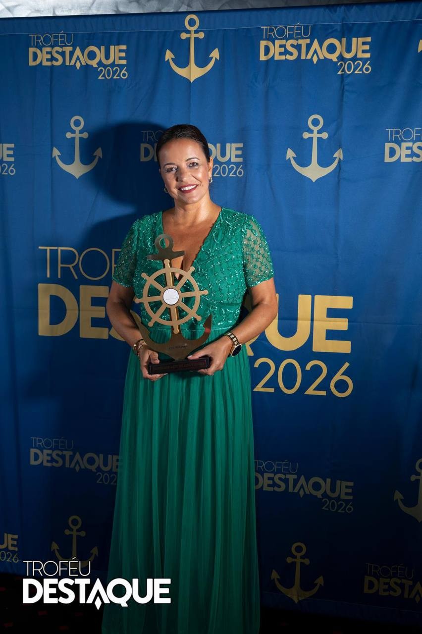 Ana Miranda com o Troféu Destaque 2026